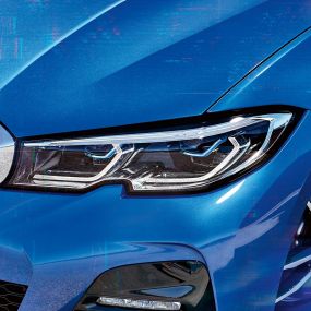 BMW Série 3 Berlina, BMW Laserlight. Grande plano lateral do farol direito com BMW Laserlight.