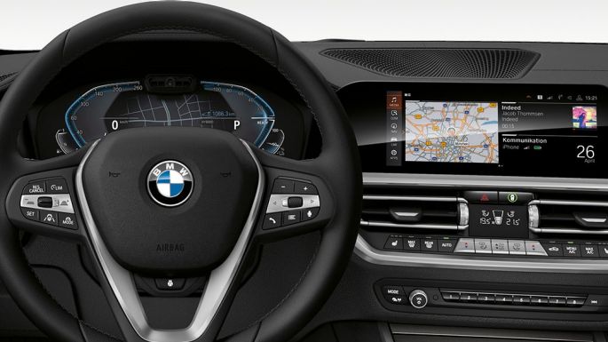 BMW Série 3 Berlina, interior da versão 330e. Perspetiva frontal detalhada do interior do BMW Série 3 Berlina com ecrã específico i.