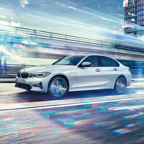 BMW Série 3 Berlina, perspetiva lateral do BMW Série 3 Berlina 330e em movimento. Perspetiva lateral do BMW Série 3 Berlina 330e numa paisagem urbana.