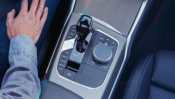 BMW Série 3 Berlina (G20), transmissão desportiva Steptronic. Perspetiva aérea detalhada da consola central do BMW Série 3 Berlina (G20) com alavanca seletora e transmissão desportiva Steptronic.