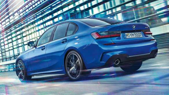 BMW Série 3 Berlina (G20), suspensão adaptativa M. Perspetiva traseira a três quartos do BMW Série 3 Berlina (G20) em movimento com suspensão adaptativa M.