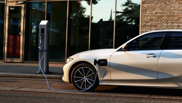 BMW Série 3 Berlina híbrido plug-in, 2021, G20, perspetiva lateral BMW Série 3 Berlina híbrido plug-in, 2021, G20, perspetiva lateral num posto de carregamento