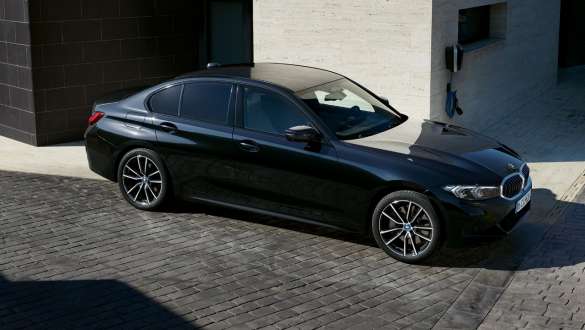 BMW Série 3 Berlina híbrido plug-in, G20, perspetiva lateral a três quartos BMW Série 3 Berlina híbrido plug-in, G20, perspetiva lateral a três quartos, parado