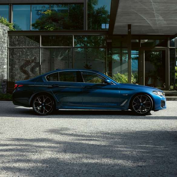 Exterior do BMW Série 5 Berlina, G30 BMW Série 5 Berlina, G30, atualização, 2020, pintura azul Phytonic estacionado, perspetiva lateral