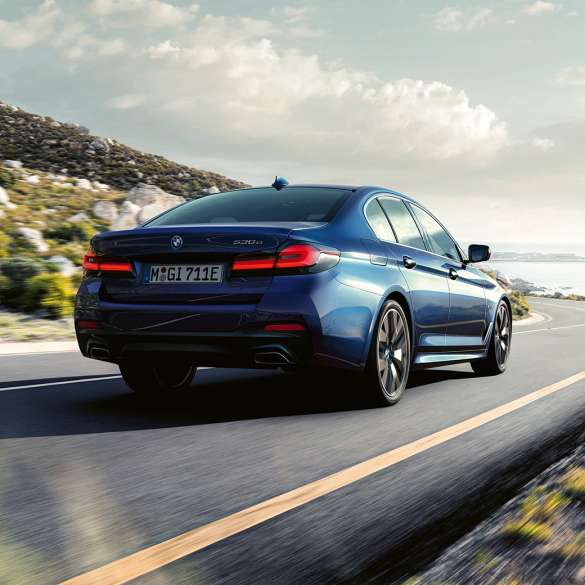 Dinâmica de condução, BMW Série 5 Berlina, G30 Dinâmica de condução, BMW Série 5 Berlina, G30, pintura azul Phytonic em movimento, perspetiva traseira a três quartos
