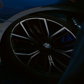 Jante de liga leve BMW 846 M de raios em Y, BMW Série 5 Berlina, G30 Jante de liga leve BMW 846 M de raios em Y, BMW Série 5 Berlina, G30, atualização, 2020, pintura azul Phytonic, grande plano