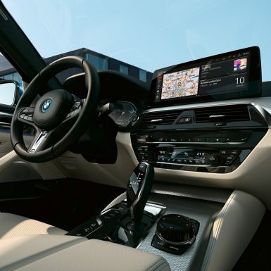 Interior, BMW Série 5 Berlina, G30 Ecrã de controlos e volante desportivo em pele, BMW Série 5 Berlina, G30, atualização, 2020, interior