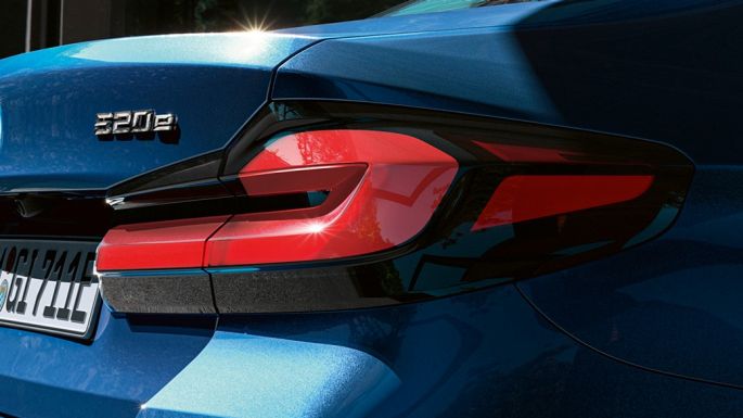 Faróis traseiros em 3D, BMW Série 5 Berlina, G30 Faróis traseiros em 3D, BMW Série 5 Berlina, G30, atualização, 2020, pintura azul Phytonic, grande plano da traseira