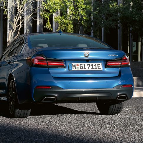 Spoiler traseiro, BMW Série 5 Berlina, G30 Ponteiras de escape de forma livre, BMW Série 5 Berlina, G30, atualização, 2020, pintura azul Phytonic, grande plano da traseira