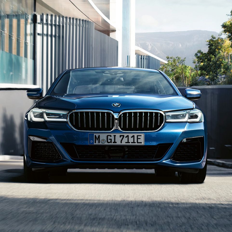 Grelha dupla em forma de rim e spoiler dianteiro, BMW Série 5 Berlina, G30 Grelha dupla em forma de rim e spoiler dianteiro, BMW Série 5 Berlina, G30, atualização, 2020, pintura azul Phytonic, grande plano da dianteira
