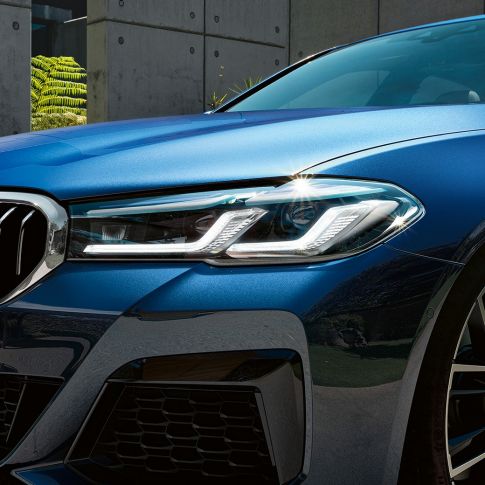 BMW Laserlight, BMW Série 5 Berlina, G30 BMW Laserlight, BMW Série 5 Berlina, G30, atualização, 2020, pintura azul Phytonic, grande plano da dianteira