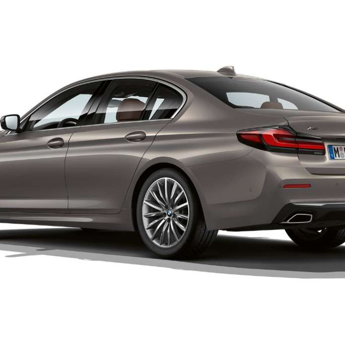 BMW Série 5 Berlina, G30, Versão Line Luxury, traseira BMW Série 5 Berlina 520d xDrive, G30, 2020, Versão Line Luxury, pintura cinza Bernina, perspetiva traseira a três quartos