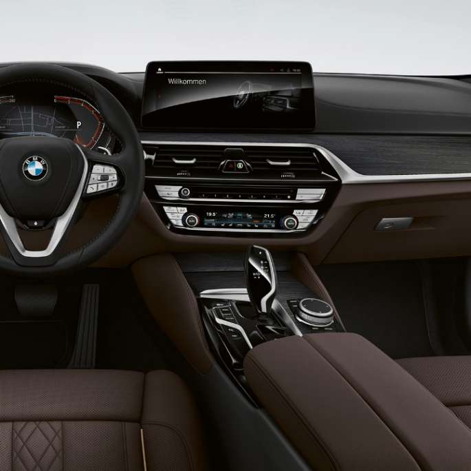 Posto de condução, BMW Série 5 Berlina, G30, Versão Line Luxury Posto de condução, BMW Série 5 Berlina 520d xDrive, G30, 2020, Versão Line Luxury, estofos em pele Exclusive Nappa em Mocha com costuras exclusivas e debrum contrastante, interior