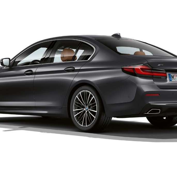 BMW Série 5 Berlina, G30, versão base, traseira BMW Série 5 Berlina 540i, G30, 2020, versão base, pintura cinza Sophisto, perspetiva traseira a três quartos