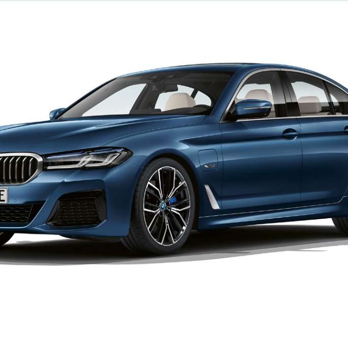 BMW Série 5 Berlina híbrido plug-in, G30, Pack Desportivo M, dianteira BMW Série 5 Berlina 520d xDrive, G30, 2020, Pack Desportivo M, pintura branco Alpine, perspetiva frontal a três quartos