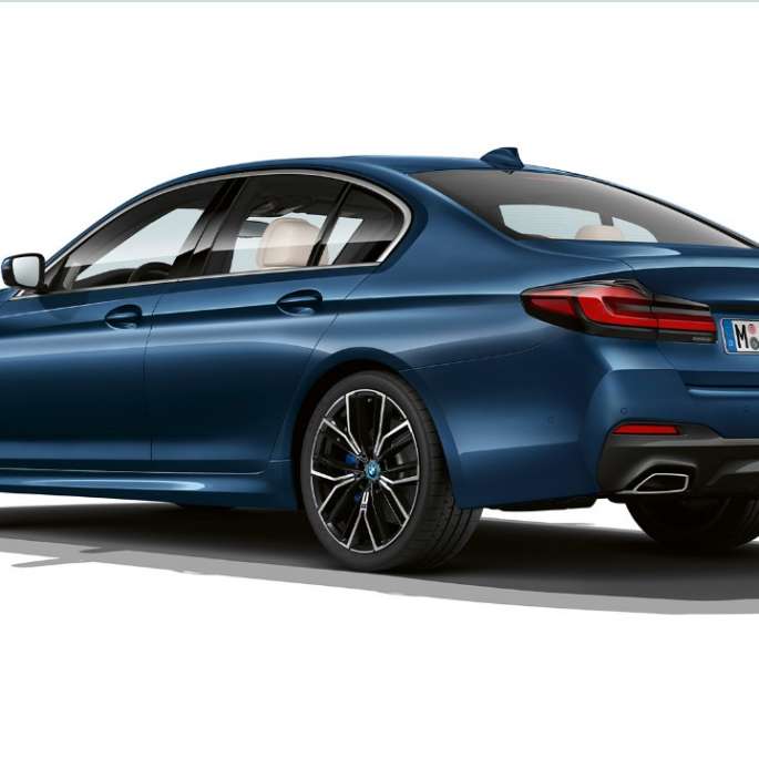 BMW Série 5 Berlina híbrido plug-in, G30, Pack Desportivo M, traseira BMW Série 5 Berlina 520d xDrive, G30, 2020, Pack Desportivo M, pintura branco Alpine, perspetiva traseira a três quartos