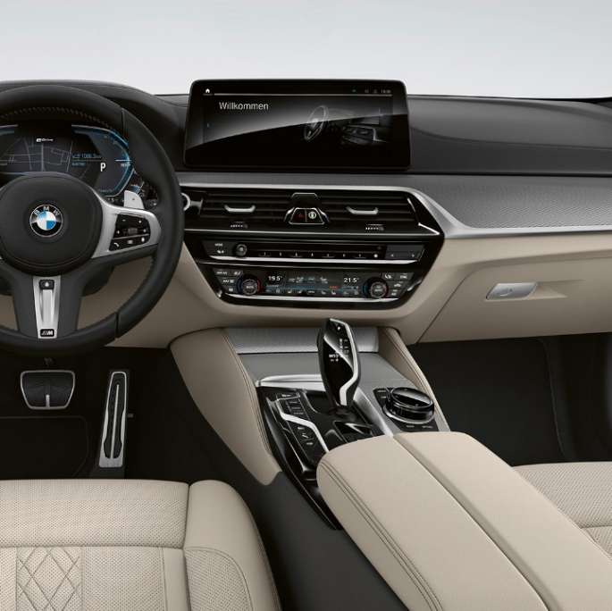 Posto de condução, BMW Série 5 Berlina híbrido plug-in, G30, Pack Desportivo M
Posto de condução, BMW Série 5 Berlina 520d xDrive, G30, 2020, Pack Desportivo M, pele Dakota em preto com costuras contrastantes em azul, interior