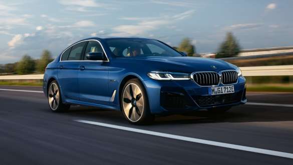 BMW Série 5 híbrido plug-in Berlina, 2021, G30, perspetiva frontal a três quartos, em movimento BMW Série 5 híbrido plug-in Berlina, 2021, G30, perspetiva frontal a três quartos, em movimento na rua