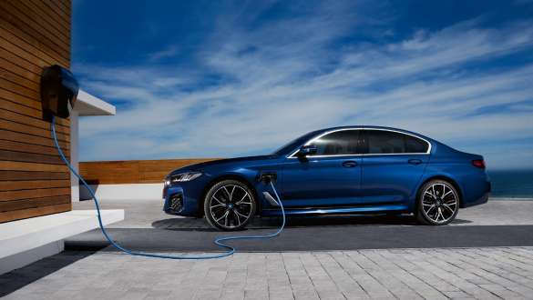 BMW Série 5 Berlina híbrido plug-in, 2021, G30, perspetiva lateral BMW Série 5 Berlina híbrido plug-in, 2021, G30, perspetiva lateral da BMW Wallbox