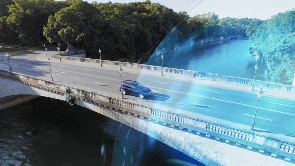BMW Série 5 Berlina, G30, em movimento numa Zona eDrive BMW Série 5 Berlina, G30, 2020, pintura azul Phytonic, em movimento numa ponte numa Zona eDrive, perspetiva frontal a três quartos