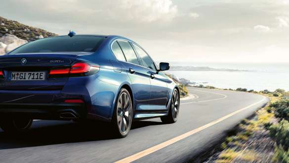 Direção ativa integral, BMW Série 5 Berlina, G30 Direção ativa integral, BMW Série 5 Berlina, G30, atualização, 2020, em movimento, perspetiva traseira a três quartos
