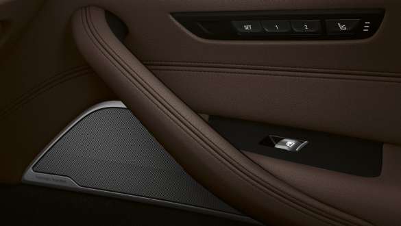 Sistema de som surround Bowers & Wilkins Diamond, BMW Série 5 Berlina, G30 Sistema de som surround Bowers & Wilkins Diamond, BMW Série 5 Berlina, G30, atualização, 2020, interior, grande plano da porta