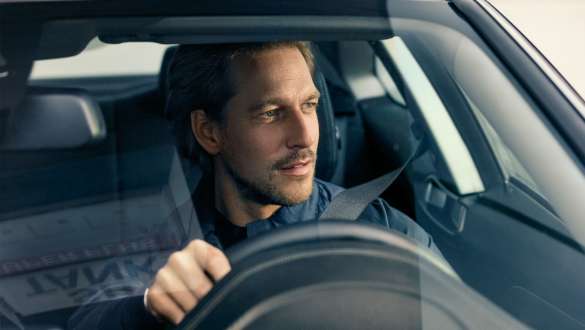 Um homem a conduzir um BMW, BMW Série 5 Berlina, G30 Um homem a conduzir um BMW e a olhar pelo para-brisas, BMW Série 5 Berlina, G30