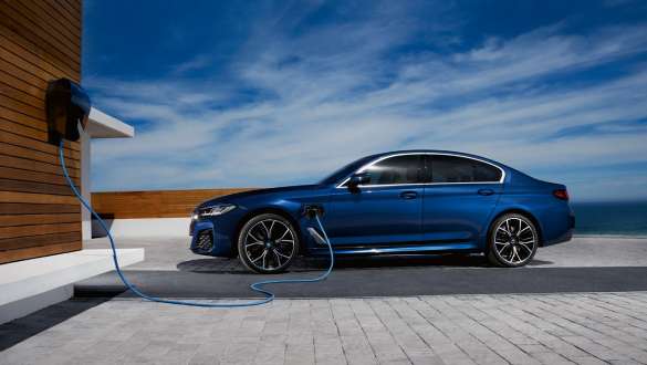 BMW Série 5 Berlina híbrido plug-in, 2021, G30, perspetiva lateral BMW Série 5 Berlina híbrido plug-in, 2021, G30, perspetiva lateral, numa BMW Wallbox