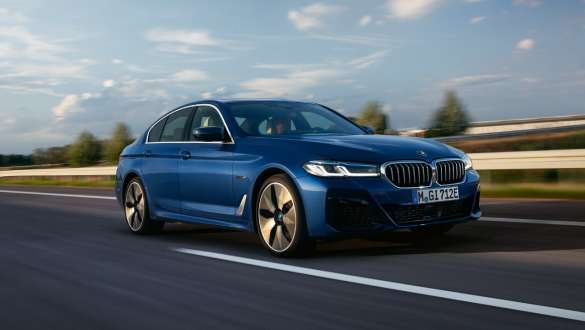 BMW Série 5 Berlina híbrido plug-in, 2021, G30, perspetiva frontal a três quartos, em movimento BMW Série 5 Berlina híbrido plug-in, 2021, G30, perspetiva frontal a três quartos, em movimento na rua