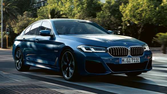 BMW Série 5 Berlina, G30, perspetiva frontal a três quartos BMW Série 5 Belina, G30, atualização, 2020, azul Phytonic metalizada, perspetiva frontal a três quartos, em movimento na rua