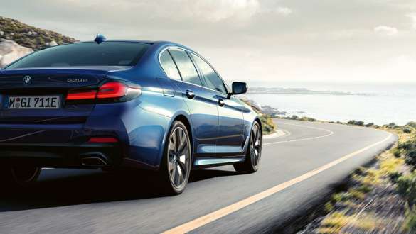 Direção ativa integral, BMW Série 5 Berlina, G30 Direção ativa integral, BMW Série 5 Berlina, G30, atualização, 2020, em movimento, perspetiva traseira a três quartos