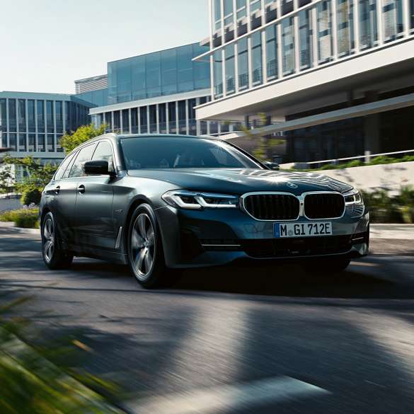 BMW Série 5 Touring, G31, exterior BMW Série 5 Touring, G31, atualização, 2020, pintura cinza Sophisto em movimento na cidade, perspetiva frontal a três quartos