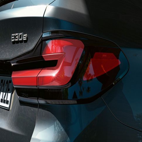 Faróis traseiros em 3D, BMW Série 5 Touring, G31 Faróis traseiros em 3D, BMW Série 5 Touring, G31, atualização, 2020, pintura cinza Sophisto, grande plano da traseira