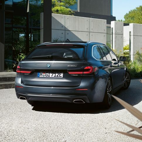 Spoiler traseiro e ponteiras de escape de forma livre, BMW Série 5 Touring, G31 Spoiler traseiro e ponteiras de escape de forma livre, BMW Série 5 Touring, G31, atualização, 2020, pintura cinza Sophisto, grande plano da traseira