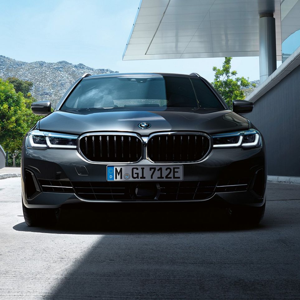 Grelha BMW em forma de rim e spoiler dianteiro, BMW Série 5 Touring, G31 Grelha BMW em forma de rim e spoiler dianteiro, BMW Série 5 Touring, G31, atualização, 2020, pintura cinza Sophisto, grande plano da dianteira
