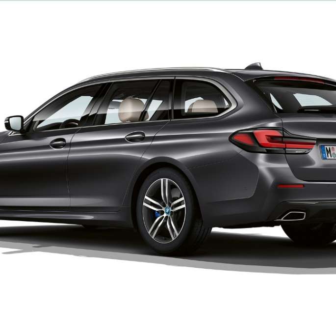 BMW Série 5 Touring, G31, versão base, traseira BMW Série 5 Touring 530i, G31, 2020, versão base, pintura cinza Sophisto, perspetiva traseira a três quartos