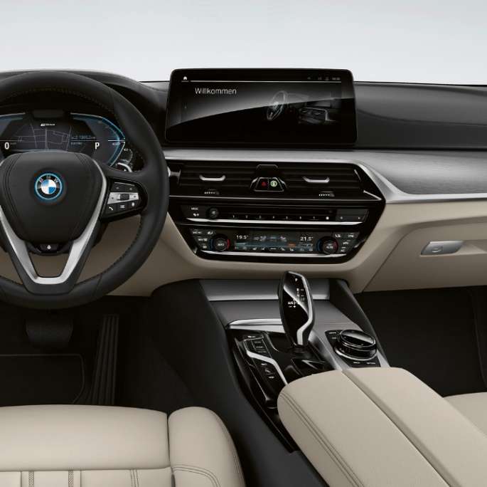 Posto de condução, BMW Série 5 Touring, G31, versão base Posto de condução, BMW Série 5 Touring 530i, G31, 2020, versão base, estofos em pele Dakota em branco Ivory com costuras exclusivas e debrum contrastante, interior