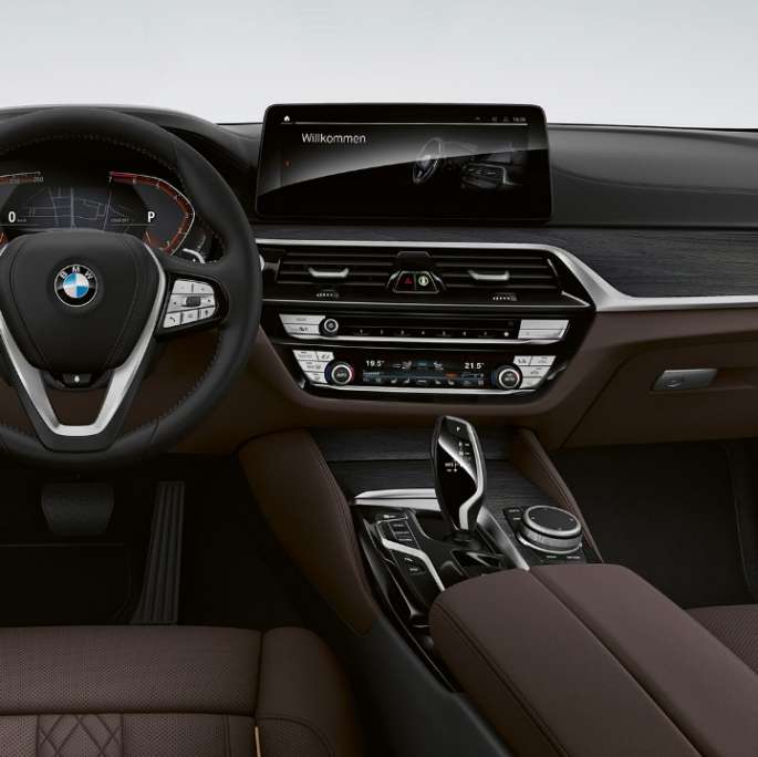 Posto de condução, BMW Série 5 Touring, G31, Versão Luxury Line Posto de condução, BMW Série 5 Touring 530i, G31, 2020, Versão Luxury Line, estofos em pele Exclusive Nappa em Mocha, com costuras exclusivas e debrum contrastante, interior