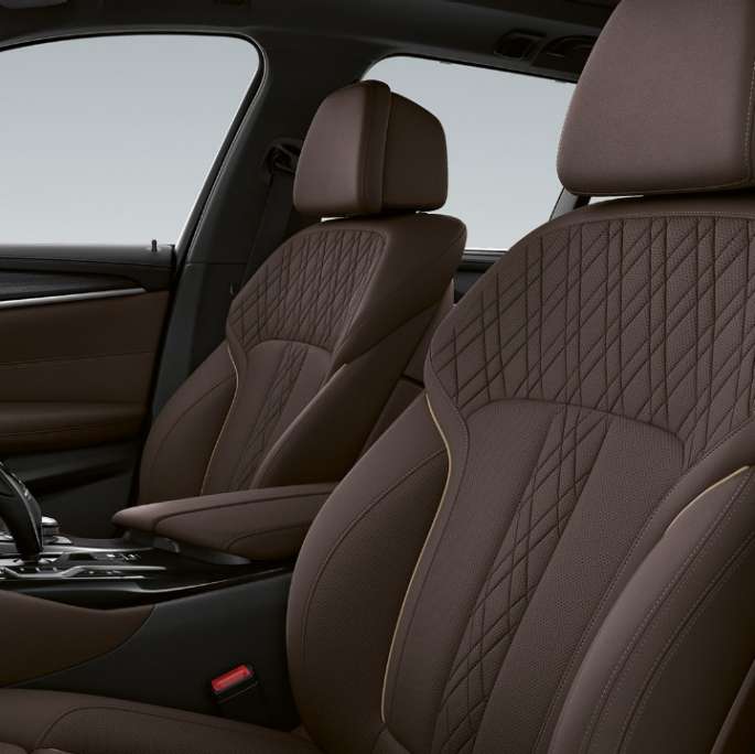 Estofos, BMW Série 5 Touring, G31 Versão Luxury Line Estofos em pele Exclusive Nappa em Mocha com costuras exclusivas e debrum contrastante, BMW Série 5 Touring 530i, G31, 2020, Versão Luxury Line, interior