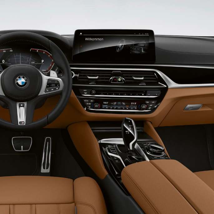 Posto de condução, BMW Série 5 Touring, G31, Pack Desportivo M Posto de condução, BMW Série 5 Touring 530e, G31, 2020, Pack Desportivo M, pele Dakota em Cognac com costuras exclusivas e debrum contrastante, interior