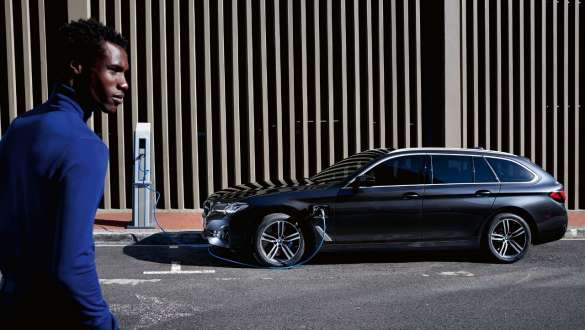 BMW Série 5 Touring híbrido plug-in, 2021 G31, perspetiva lateral, a carregar BMW Série 5 Touring híbrido plug-in, 2021, G31, perspetiva lateral, a carregar com um modelo