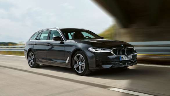 BMW Série 5 híbrido plug-in Touring, 2021, G31, perspetiva frontal a três quartos, em movimento BMW Série 5 híbrido plug-in Touring, 2021, G31, perspetiva frontal a três quartos, em movimento na rua