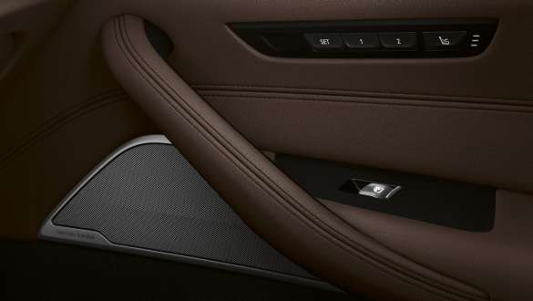 Sistema de som surround Bowers & Wilkins Diamond, BMW Série 5 Touring, G31 Sistema de som surround Bowers & Wilkins Diamond, BMW Série 5 Touring, G31, atualização, 2020, interior, grande plano da porta