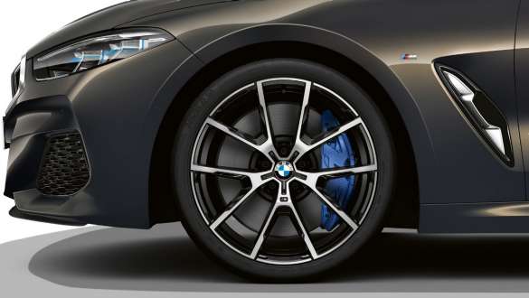 BMW M850i xDrive, cinza Dravit metalizado, jantes de liga leve BMW 728 M. BMW M850i xDrive, cinza Dravit metalizado, jantes de liga leve BMW 728 M.