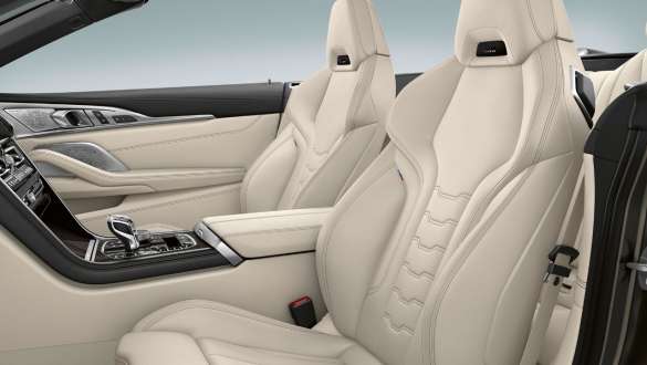 BMW M850i xDrive, cinza Dravit metalizado, estofos em pele Merino BMW Individual com pormenores adicionais em branco Ivory. BMW M850i xDrive, cinza Dravit metalizado, estofos em pele Merino BMW Individual com pormenores adicionais em branco Ivory.
