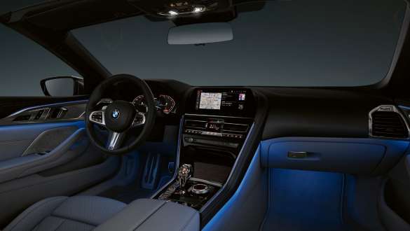 BMW M850i xDrive, cinza Dravit metalizado, luz ambiente. BMW M850i xDrive, cinza Dravit metalizado, luz ambiente.