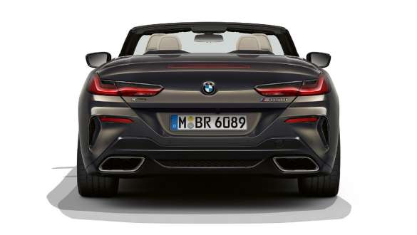 BMW M850i xDrive, cinza Dravit metalizado, perspetiva traseira, sistema de escape desportivo. BMW M850i xDrive, cinza Dravit metalizado, perspetiva traseira, sistema de escape desportivo.