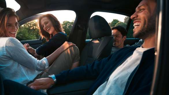 BMW M850i xDrive, condutor a abrir a porta com smartphone através da chave digital. BMW M850i xDrive, condutor a abrir a porta com smartphone através da chave digital.