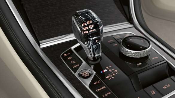 BMW M850i xDrive em cinza Dravit metalizado, comando experiência de condução. BMW M850i xDrive em cinza Dravit metalizado, comando experiência de condução.