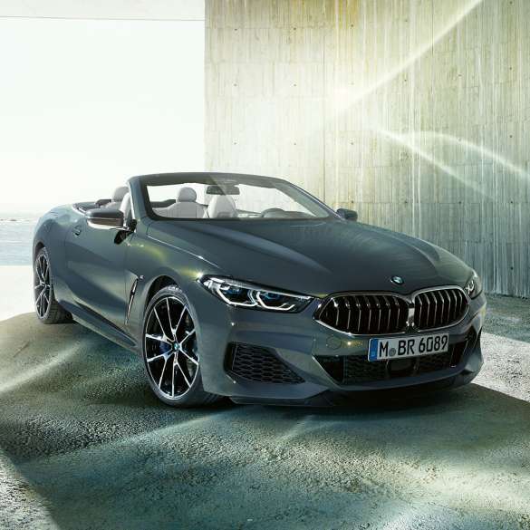 BMW M850i xDrive em cinza Dravit metalizado, perspetiva frontal esquerda a três quartos. BMW M850i xDrive em cinza Dravit metalizado, perspetiva frontal esquerda a três quartos.